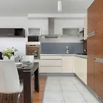 Spacious With Underground Parking And Terrace By Renters דירה