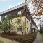 Spacious With Underground Parking And Terrace By Renters דירה