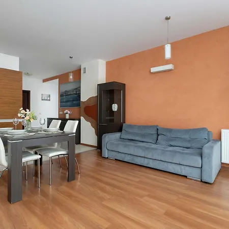 Spacious With Underground Parking And Terrace By Renters Apartment *