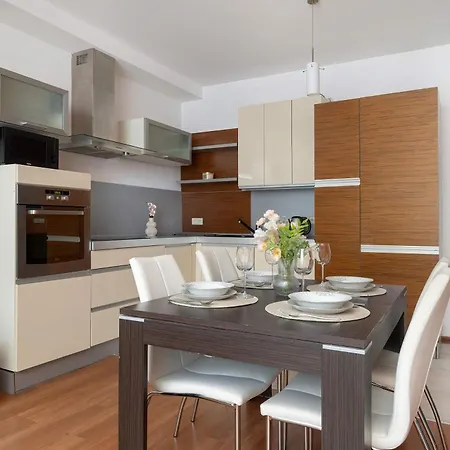 Spacious With Underground Parking And Terrace By Renters شقة