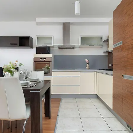 Spacious With Underground Parking And Terrace By Renters شقة
