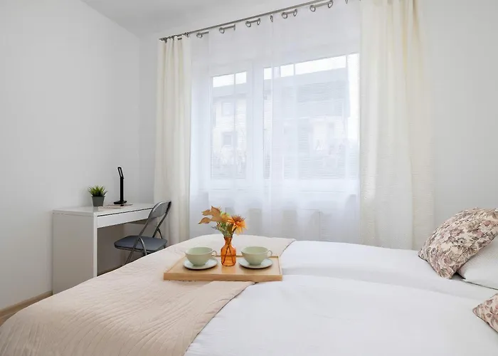 Spacious With Underground Parking And Terrace By Renters شقة *